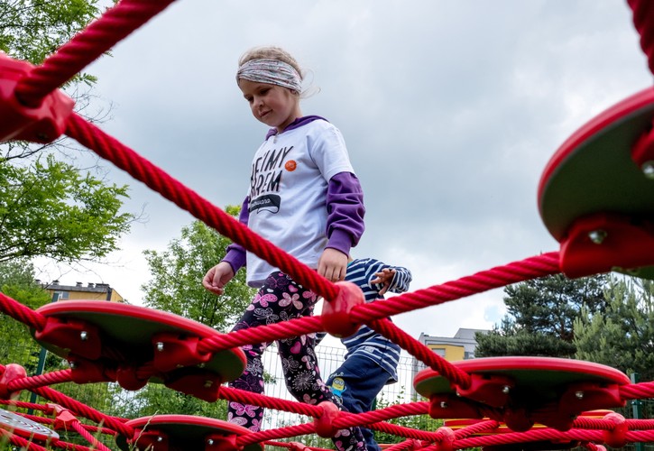 YOUTUBER REZIGIUSZ OTWORZYŁ REHABILITACYJNY PLAC ZABAW DLA DZIECI