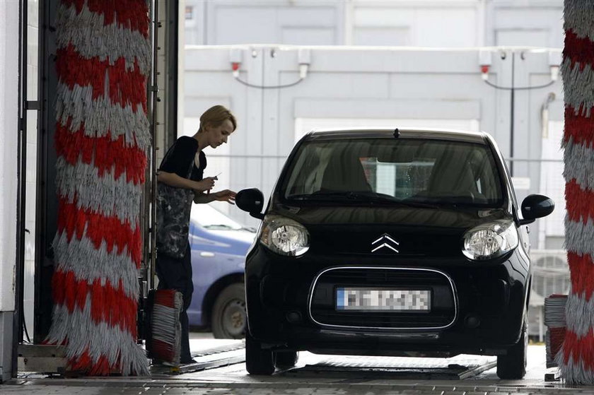 Łapicka dba o auto męża