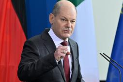 Niemiecki kanclerz Olaf Scholz wstrzymał dziś projekt gazociągu Nord Stream 2, który miał zwiększyć przepustowość rosyjskiego gazu do Niemiec. „W świetle ostatnich wydarzeń musimy dokonać ponownej oceny sytuacji – tłumaczył.