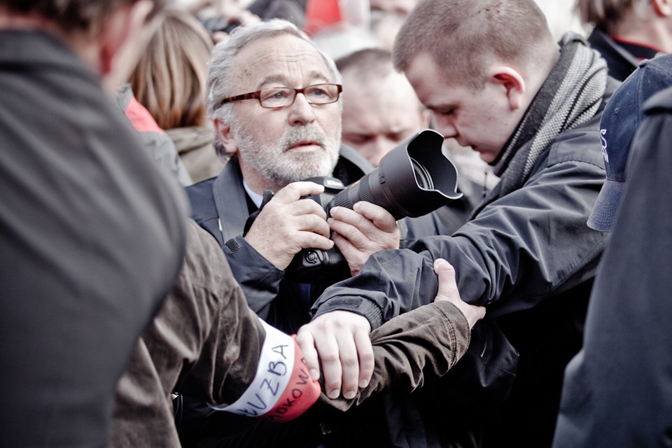 Zwolennicy PiS przed pałacem, fot. Maciej Stankiewicz