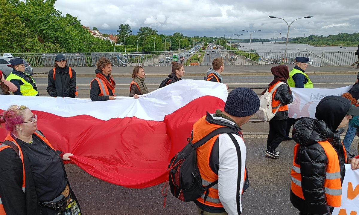 Ostatnie Pokolenie blokuje mosty w Warszawie. Możliwe utrudnienia dla maturzystów
