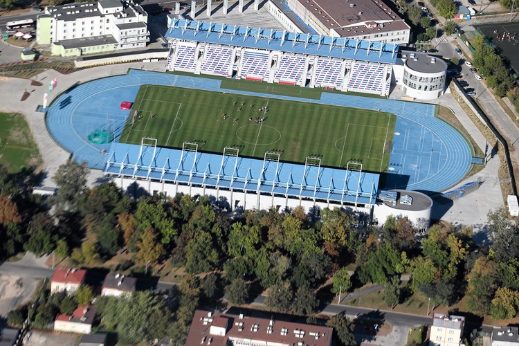 Radom jest sporym ośrodkiem akademickim - drugim w województwie mazowieckim po Warszawie - znajduje się tu dziesięć szkół wyższych i dwa kolegia nauczycielskie.
Na zdjęciu: Radom z lotu ptaka. Stadion Miejski