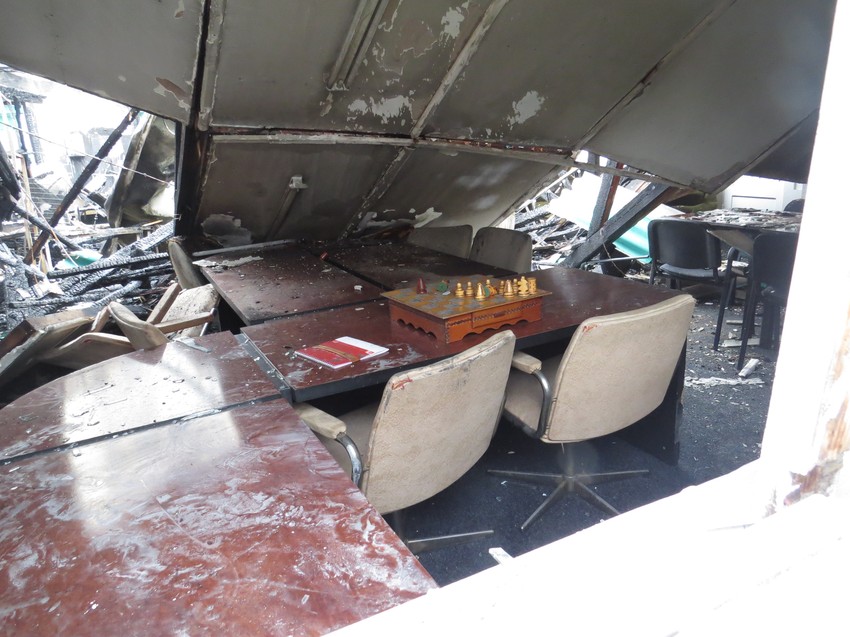 Jutro posle požara u barakama ostalo je samo poneki komad nameštaja