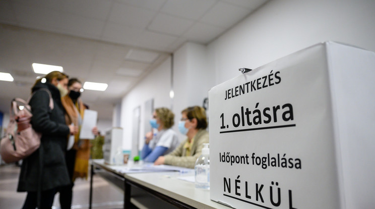 Koronavírus elleni oltásra érkeznek a veszprémi Csolnoky Ferenc Kórház oltópontjára 2021. december 1-jén / Fotó: MTI/Vasvári Tamás