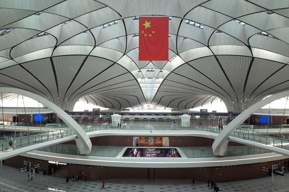 Widok na międzynarodowe lotnisko w Pekinie - Beijing Daxing International Airport - projektu Zahy Hadid.