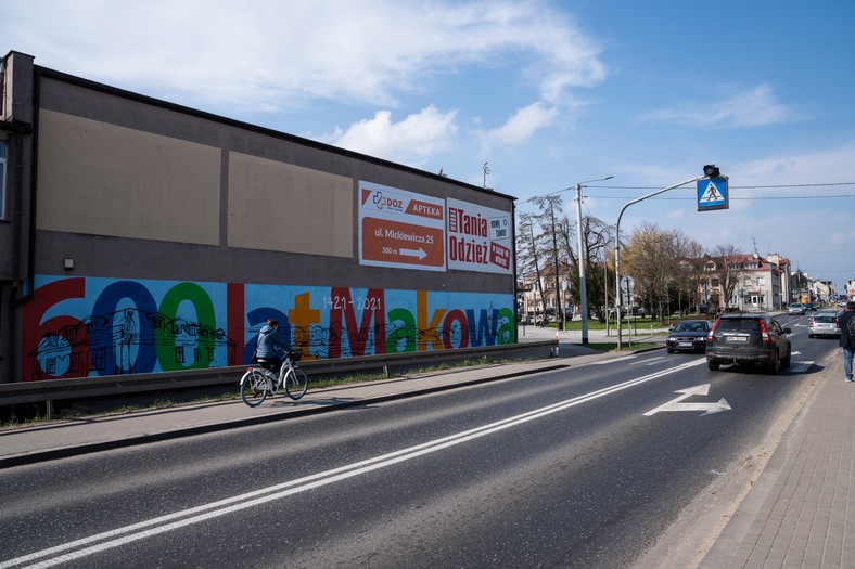 W Makowie Makowieckim są ślady po świętowaniu 600-lecia z 2021 r., ale teraz władze miasta i powiatu powinny pogłówkować, jak sprawić, aby miejscowi mężczyźni częściej świętowali 70. urodziny...