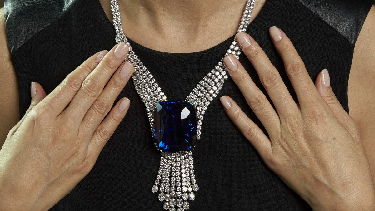 Na jesiennej aukcji biżuterii domu Christie's padły we wtorek wieczorem w Genewie rekordy; m.in. cejloński szafir znany jako "Niebieska piękność Azji" o wadze 392,52 karata sprzedano za 17,29 mln dolarów - podał w środę dom aukcyjny w komunikacie.
