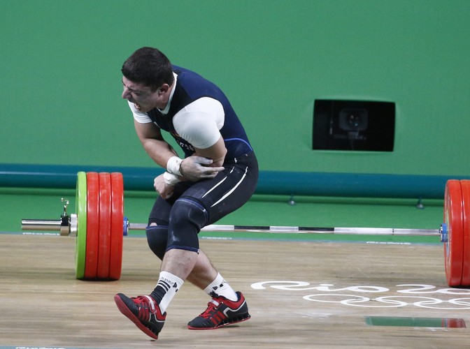 Koszmarna kontuzja Andranika Karapetyana. Sztanga ważąca prawie 200 kg uszkodziła mu rękę