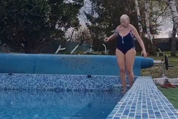 Poznata Srpkinja se skinula u kupaći u 67. godini pa skočila u bazen: "Čitavih 12 stepeni u vodi", svi joj kažu BRAVO (VIDEO)