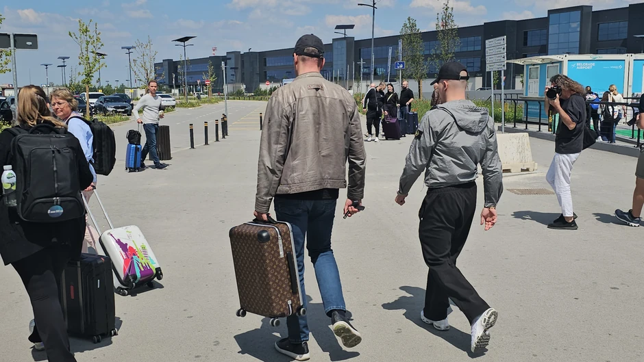 Vojaža sačekao otac na aerodromu