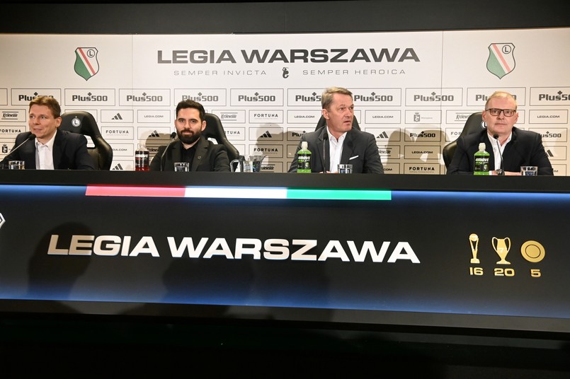 Nowy trener Legii Goncalo Feio, dyrektor sportowy klubu Jacek Zieliński, wiceprezes zarządu Legii Marcin Herra, rzecznik prasowy Bartosz Zasławski