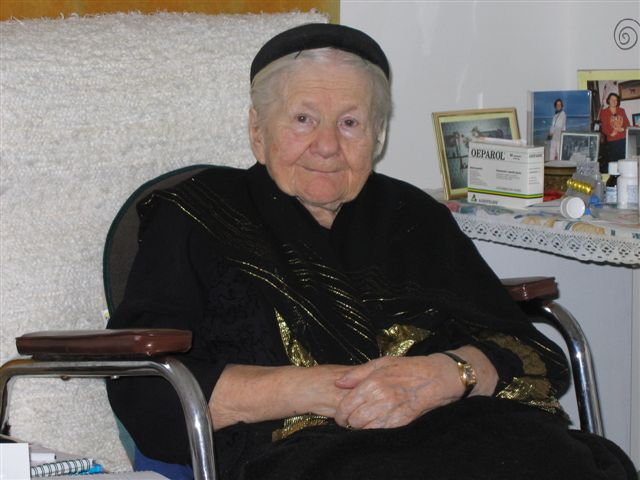Irena Sendlerowa w swoim pokoju w Domu Geriatryczno-Rehabilitacyjnym Konwentu Bonifratrów przy ul. Sapieżyńskiej (2005)