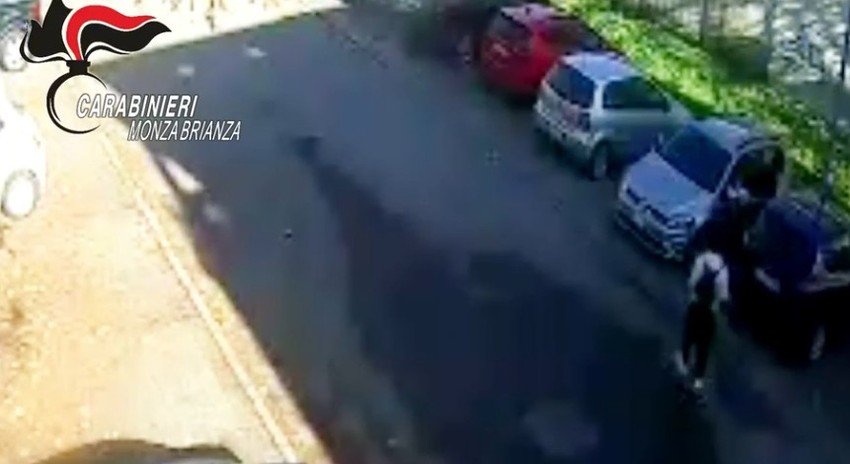 Monstrum prilazi žrtvi na parkingu