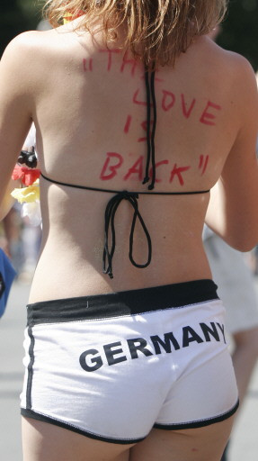 GERMANY-LOVE-PARADE-SLOGAN