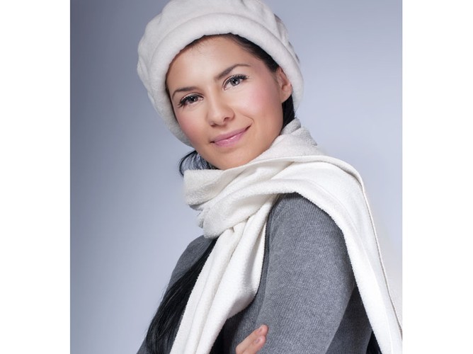 Szalik, czapka, rękawiczki - prezent bardzo na czasie. Warto wybrać takie, które będą pasować do płaszcza lub kurtki obdarowanej