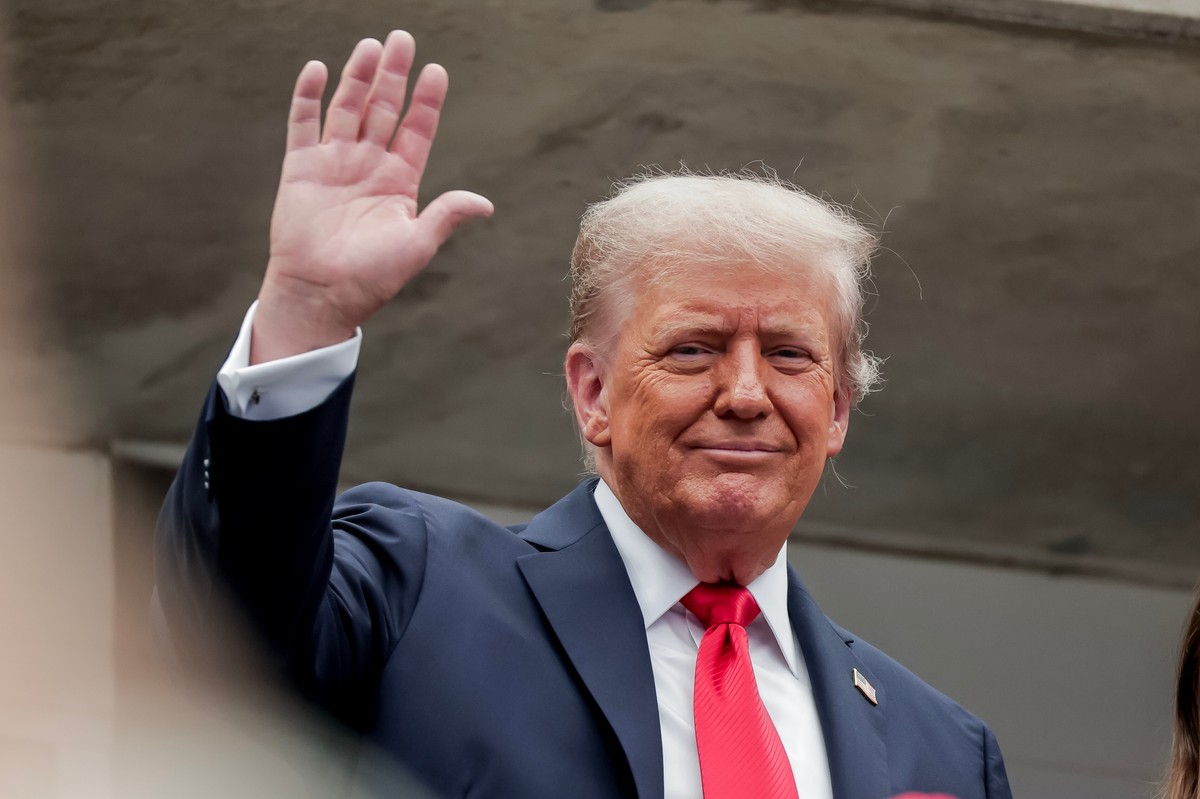 Donald Trump z uniesioną ręką.