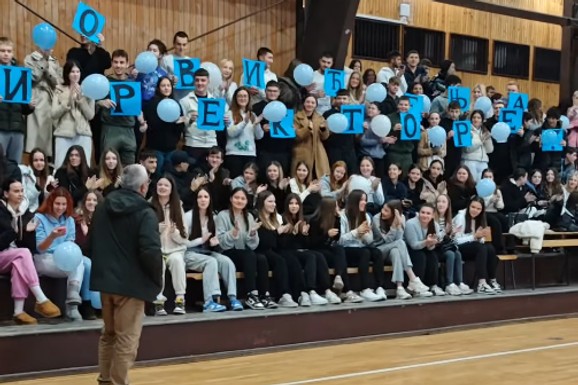 (VIDEO) Kada ti đaci kažu Direktore - sa velikim D, onda je to odraza velike ljubavi i poštovanja! A Selimir iz Grocke je baš to i dobio: Ispraćaj u penziju za pamćenje