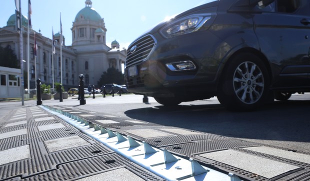 Ležeći policajci sa šiljcima