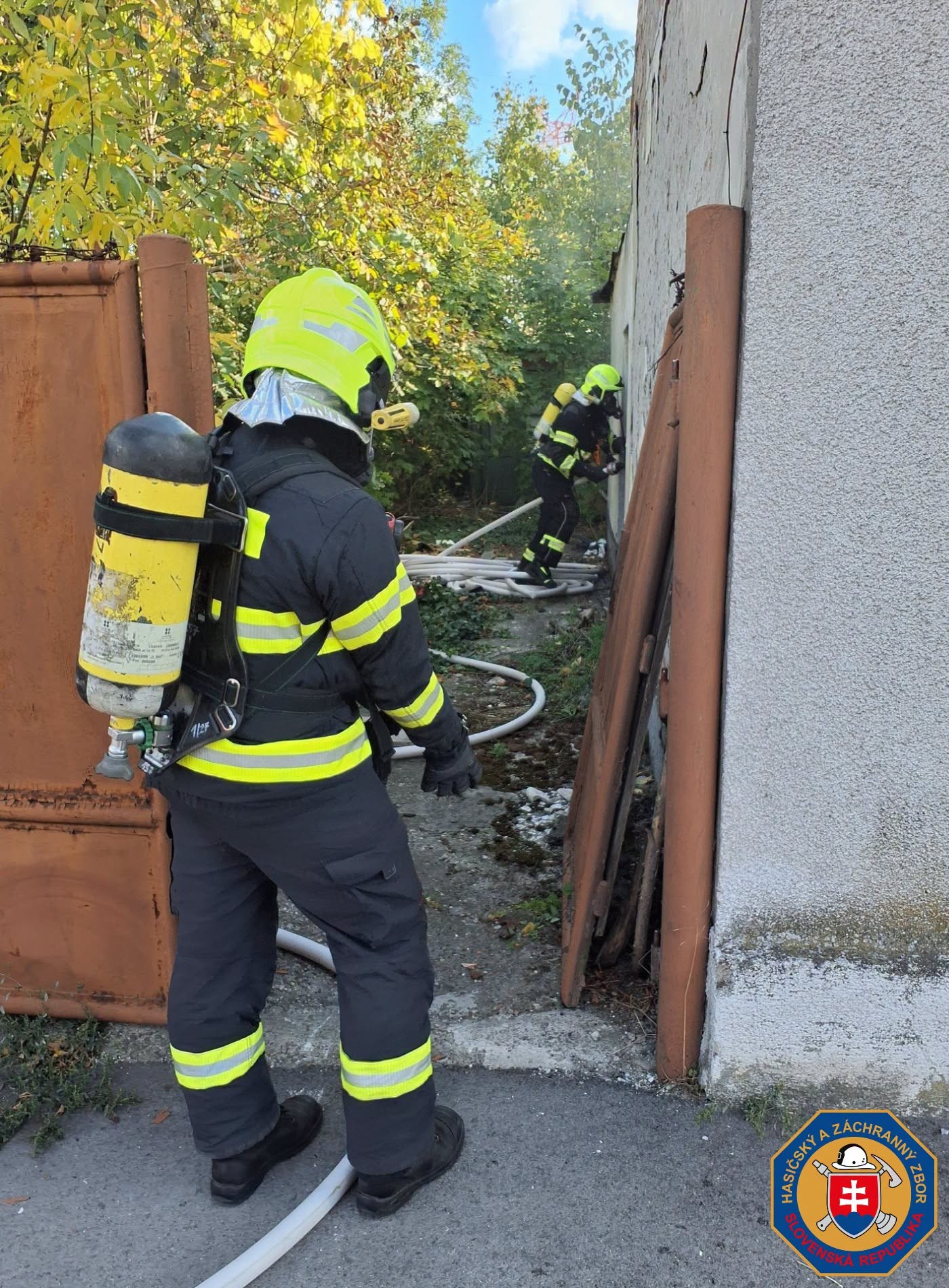 Hasiči zasahovali pri požiari opusteného domu v Bratislave. 