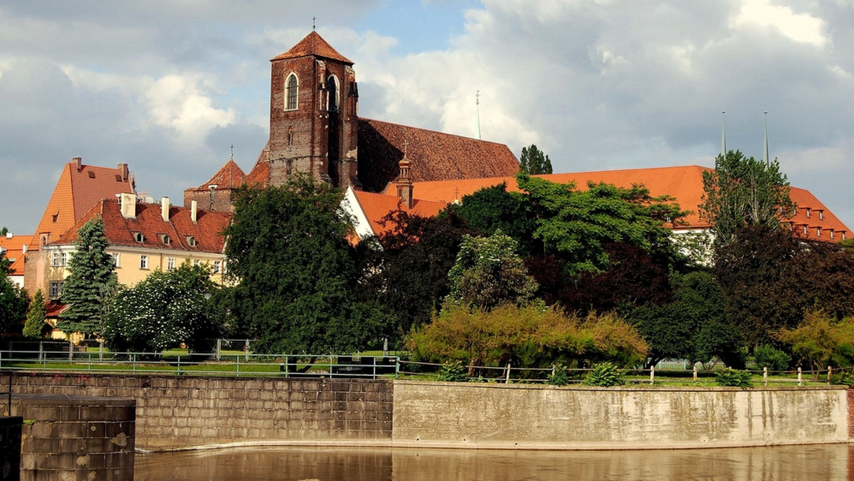 Wrocław: ksiądz ugodzony nożem przed kościołem
