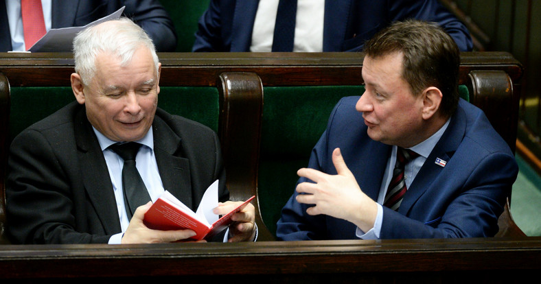Jarosław Kaczyński w 2019 r. z książką "Narodowy Program Trzeźwości"