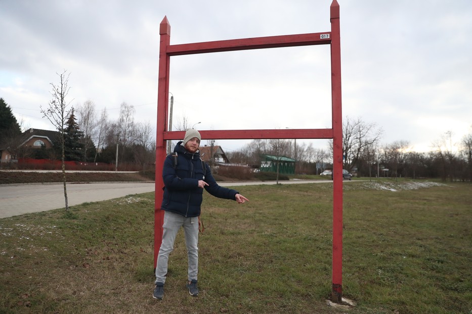 Márió megmutatta lapunknak, hogy minden nap ehhez az oszlophoz láncolta le a kerékpárját /Fotó: Pozsonyi Zita