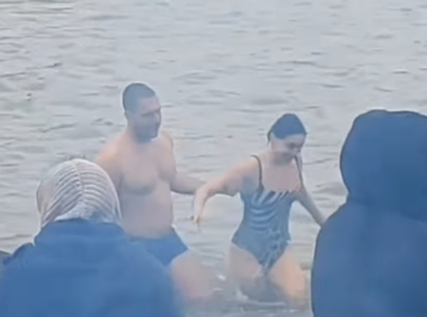 Fitnes liznakinja plivala sa dečkom za Lasni krst