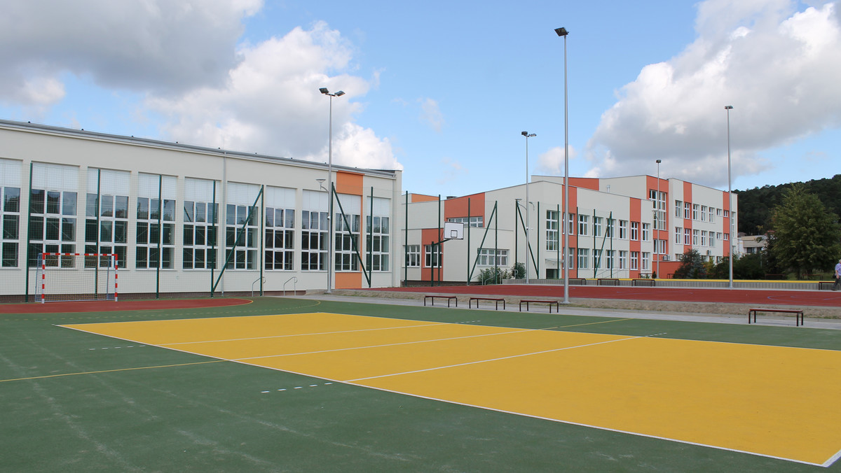 Przy Zespole Szkół Ogólnokształcących nr 15 w Kielcach oficjalnie otwarto dziś nowy kompleks sportowy. Z boisk do siatkówki, koszykówki, piłki ręcznej i tenisa mogą korzystać nie tylko uczniowie, ale także okoliczni mieszkańcy.