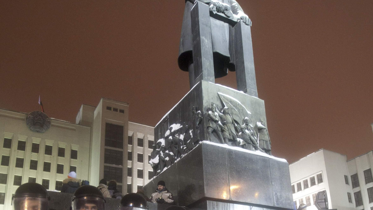 MSZ Ukrainy wyraziło we wtorek zaniepokojenie w związku z "nieproporcjonalnym użyciem siły" wobec opozycji podczas demonstracji w Mińsku w dniu wyborów na Białorusi - oświadczył szef departamentu polityki informacyjnej MSZ w Kijowie Ołeh Wołoszyn.