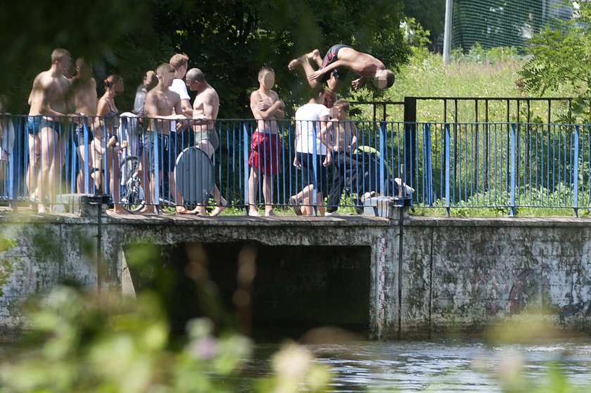 akrobacje przy skokach z mostu do wody