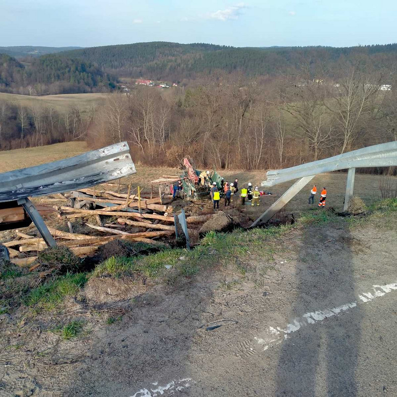 Ciężarówka z drewnem spadła ze skarpy na Podkarpaciu