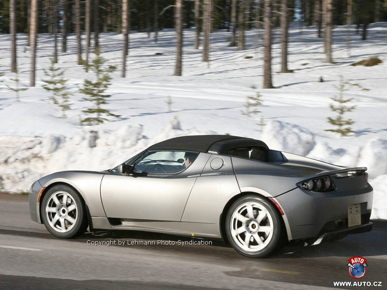 Zdjęcia szpiegowskie: Tesla Roadster podczas testów za kołem podbiegunowym