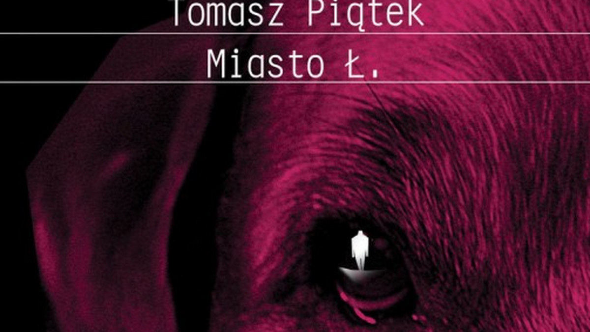 "Miasto Ł." - piętnasta książka w dorobku Tomasza Piątka - to powieść o zmianie. Wewnątrz i na zewnątrz. Zaangażowana, osobista i niepokojąca. Z pytaniem o możliwość odkupienia win w tle.