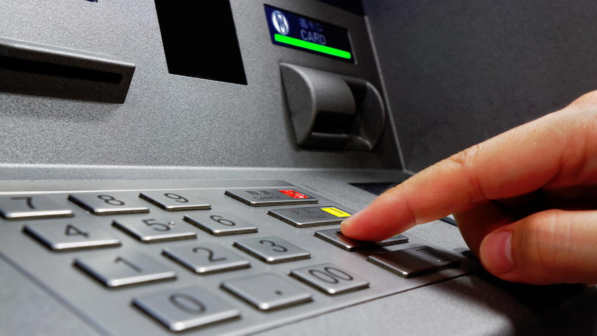 Czy za pomocą bankomatów można ubić żywą gotówkę? Zespół w NBP do końca roku ma zarekomendować: wprowadzać surcharge czy nie - informuje "Puls Biznesu".