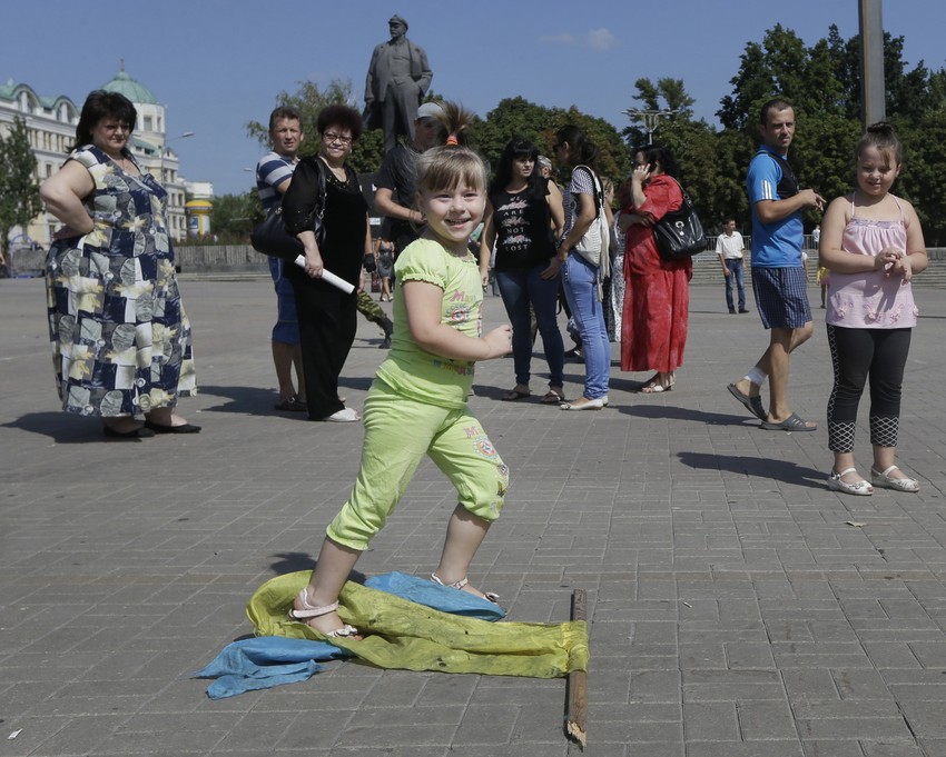 Devojčica iz Donjecka gazi ukrajinsku zastavu