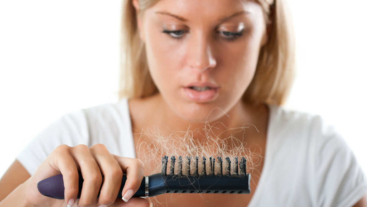 Suszenie włosów to żmudna czynność zwłaszcza dla tych, którzy mają bujne fryzury. Ludzie decydują się więc na różnego rodzaju metody, by przyśpieszyć ten proces. Okazuje się, że niektóre z nich mogą się nawet przyczynić do wpadania włosów.