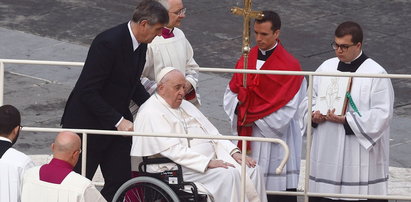 Smutny widok na pogrzebie Benedykta XVI. Papież Franciszek dotarł na wózku inwalidzkim