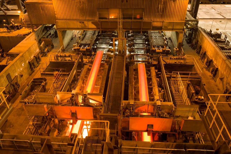 Pracująca linia ciągłego odlewania stali w krakowskiej hucie ArcelorMittal