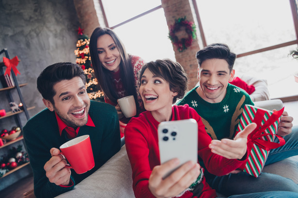 Krótkie i śmieszne życzenia świąteczne będą idealne dla bliskiej rodziny i przyjaciół, którzy mają poczucie humoru