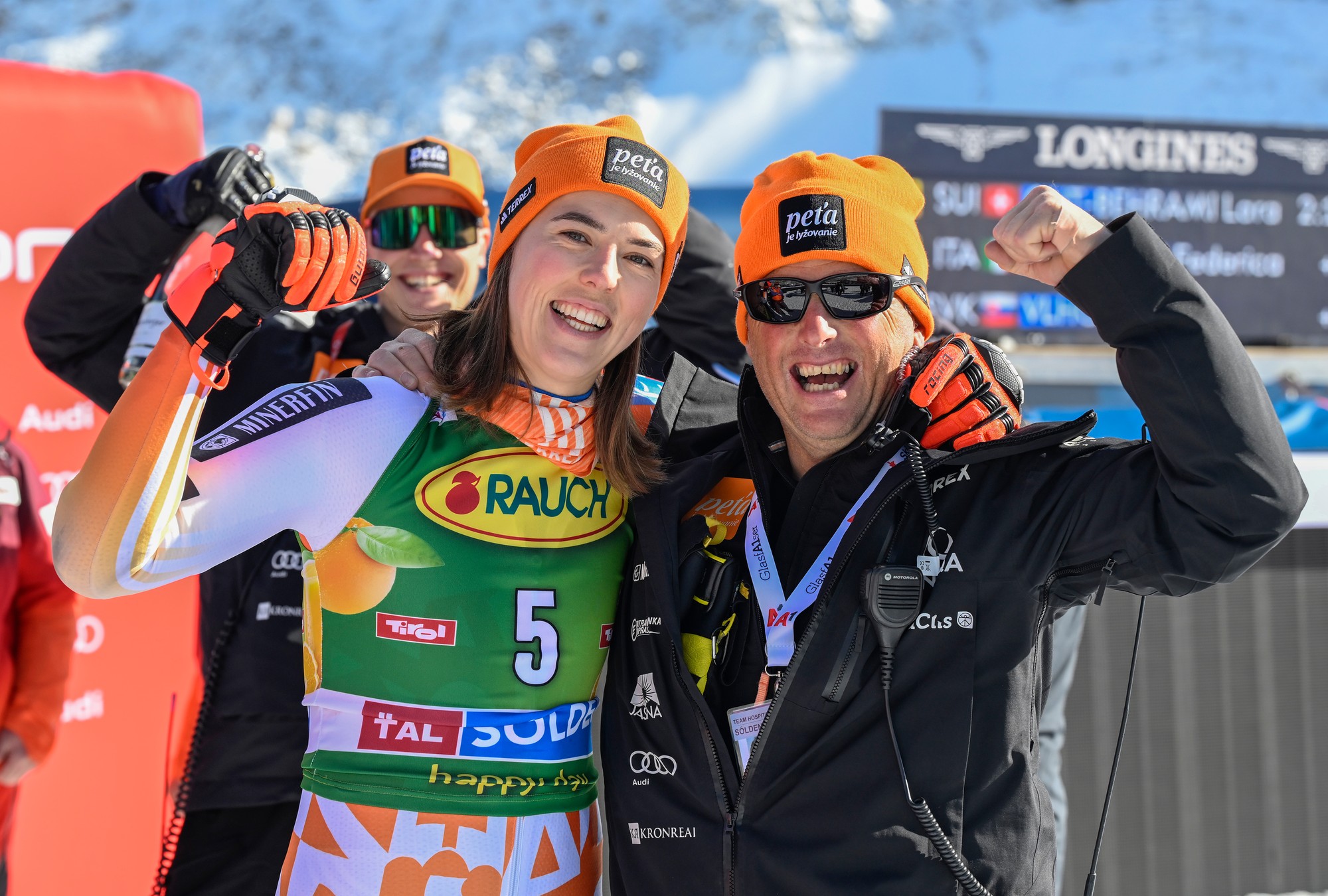Slovenská lyžiarka Petra Vlhová (vľavo) a jej tréner Mauro Pini.