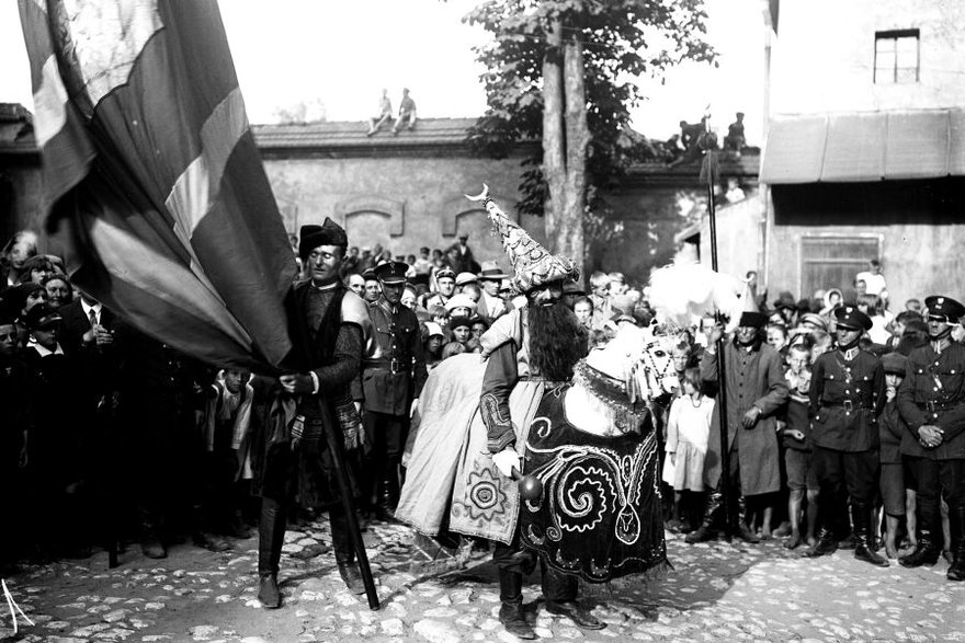 Chorąży i lajkonik na dziedzińcu klasztoru Norbertanek, 1927