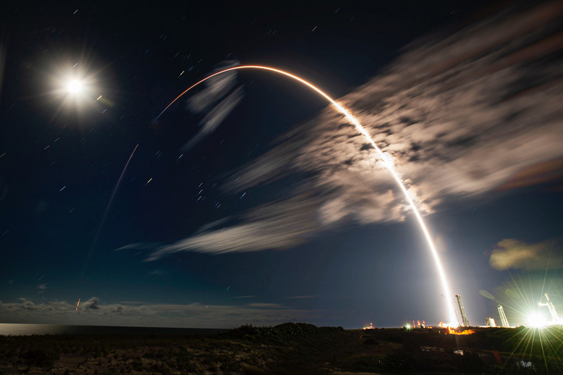 SpaceX już przyzwyczaiło nad do zdjęć ze swoich lotów wykonanych z długą ekspozycją tak, żeby był widoczny kompletny "ślad ogniowy" rakiety - czasem nawet z lądowaniem. Na zdjęciu lot z 15 października 2022 r.