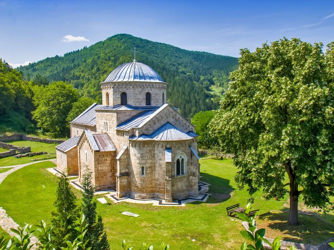 Manastir Gradac na padinama planine Golije zadužbina je kraljice Jelene Anžujske