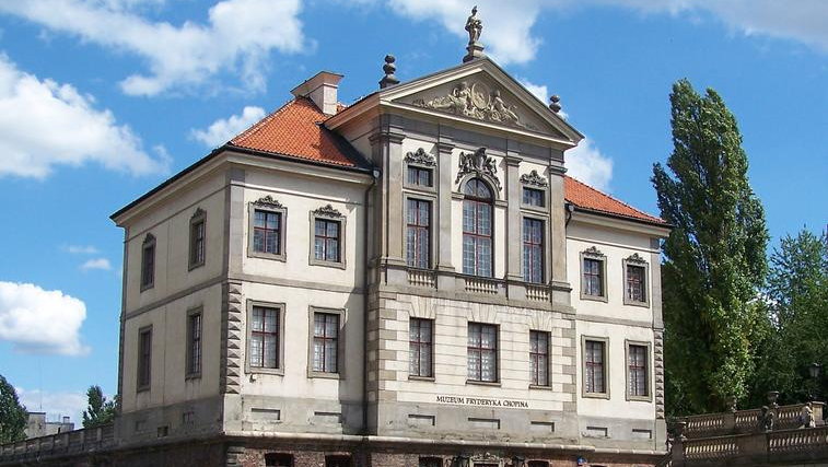 Zamek Ostrogskich z XVII wieku – właśnie w jego lochach mieszkać miała złota kaczka - domena publiczna