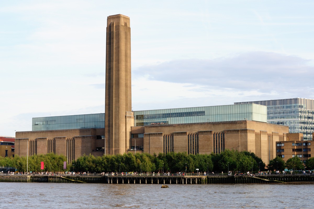 Tate ModernTo część Tate Gallery, w której umieszczono zbiory współczesnych artystów. Budynek, w którym znajdują się dzieła to odrestaurowana elektrownia Bankside Power Station przy Tamizie. Na stałej wystawie można podziwiać ponad 60 000 dzieł, w tym takich artystów jak Pollock, Warhol, Rodin i Matisse. Wstęp bezpłatny, z wyjątkiem wystaw specjalnych.