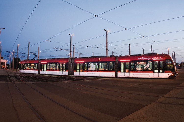 Solaris w 2015 r.– oprócz 15 tramwajów do Olsztyna - zakończył dostawy łącznie 18 sztuk dla Brunszwiku w Niemczech. W 2016 r. rozpocznie produkcję 41 tramwajów dla Lipska. 
- W tym roku realizujemy także duże zamówienie na wykonanie pudeł tramwajowych do pojazdów TW3000 dla Hanoweru. Zlecenie to zdobyliśmy od firmy HeiterBlick  – zapowiada Mateusz Figaszewski, rzecznik Solarisa. - Jeszcze w tym roku spodziewać się ciekawych przetargów w Polsce i za granicą – dodaje.
Na zdj. Solaris Tramino dla Brunszwiku. Dostawy zakończyły się w ubiegłym roku