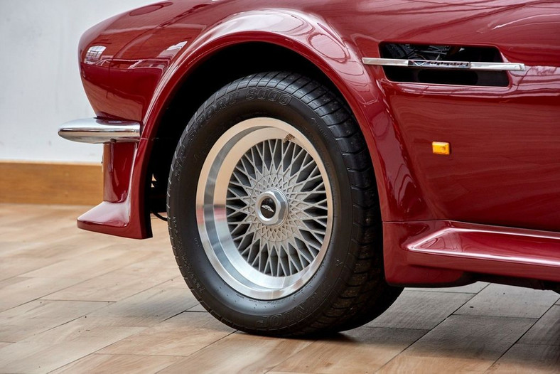 Aston Martin V8 Ventage Volante należący do Davida Beckhama 