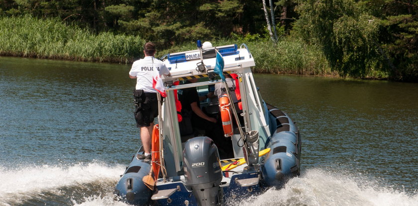 Alarm na mazurskim jeziorze: policjanci pojechali ratować tonącego. Nie tego się spodziewali na miejscu