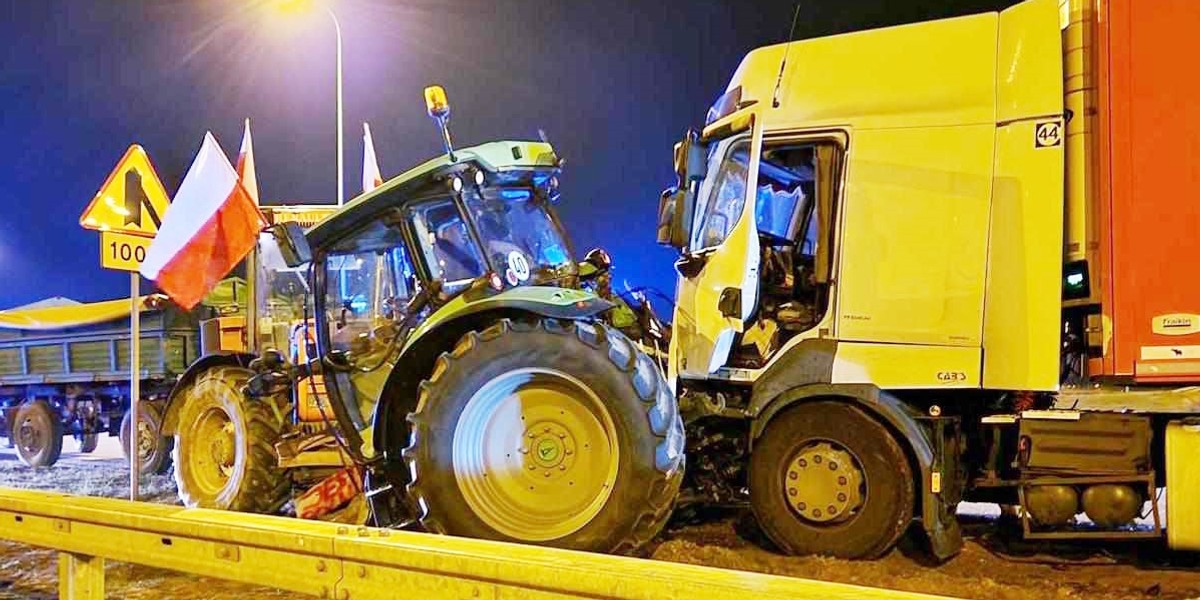 Kraksa na S5. ciężarówka wjechała w blokadę i uszkodziła cztery traktory.