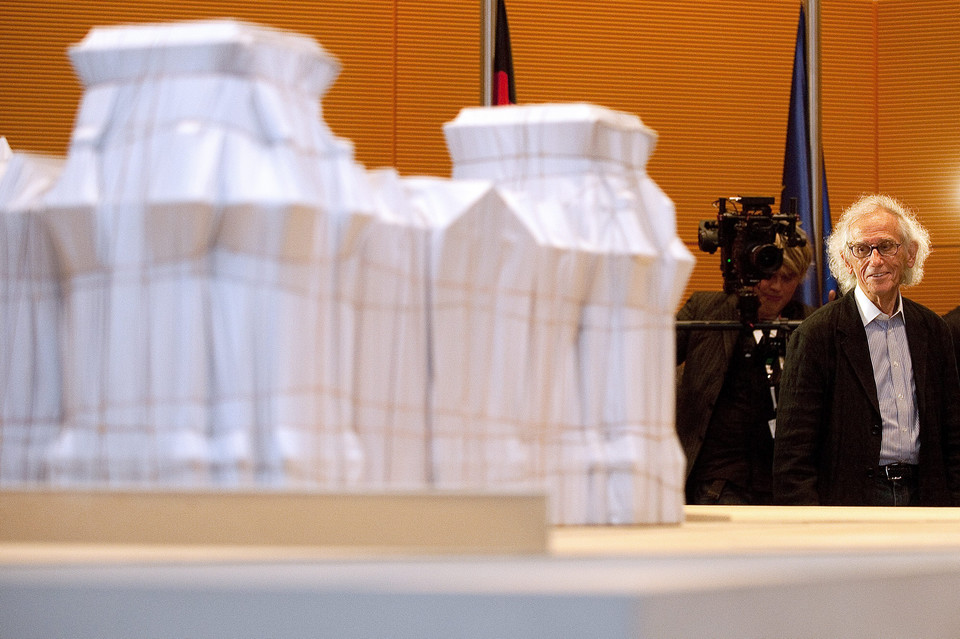 "Wrapped Reichstag", w tle artysta Christo - 2015 r.